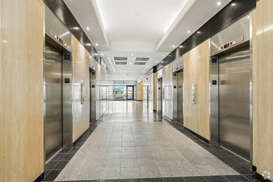 100 Boul Alexis-Nihon, Montréal, QC à louer - Hall d’entrée – Image 3 sur 22