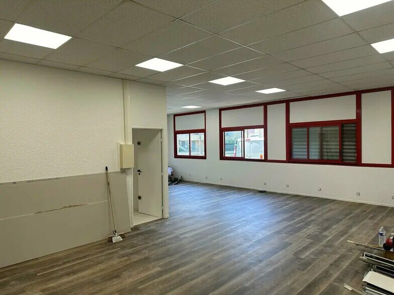 22 Bis Rue Des Malines, Lisses à louer - Photo de l’immeuble – Image 2 sur 5