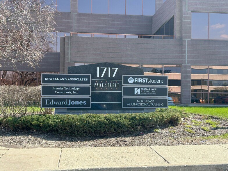 1717 Park St, Naperville, IL à louer - Photo de l’immeuble – Image 3 sur 13