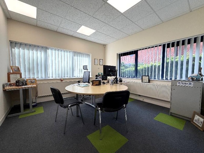 Pynes Hl, Exeter, DEV EX2 5AZ - Lot 1 - - Photo intérieure - Image 1 of 4