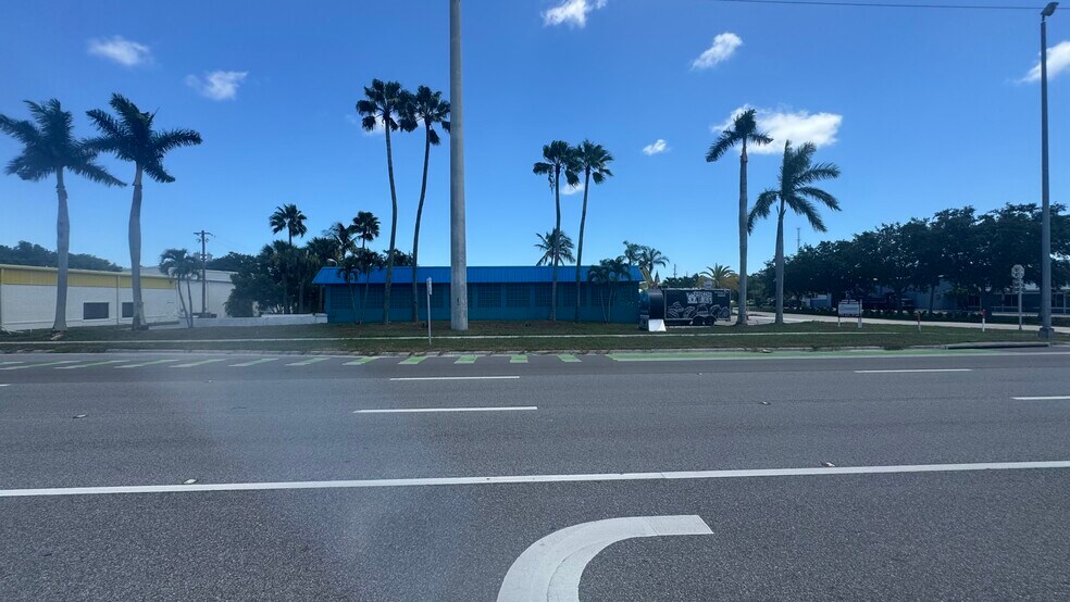 1401 SE Huffman Rd, Port Saint Lucie, FL à louer - Photo de l’immeuble – Image 2 sur 3