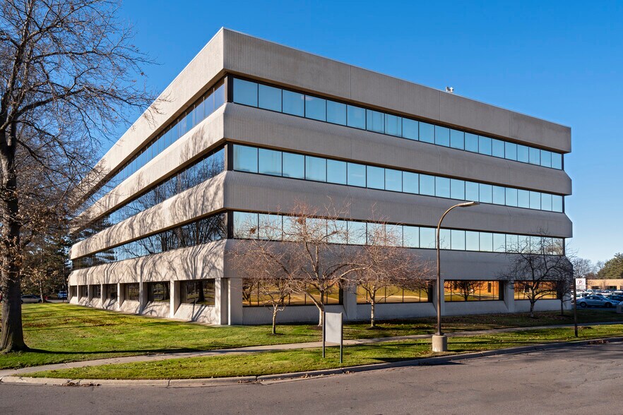 550 Stephenson Hwy, Troy, MI à louer - Photo de l’immeuble – Image 2 sur 14