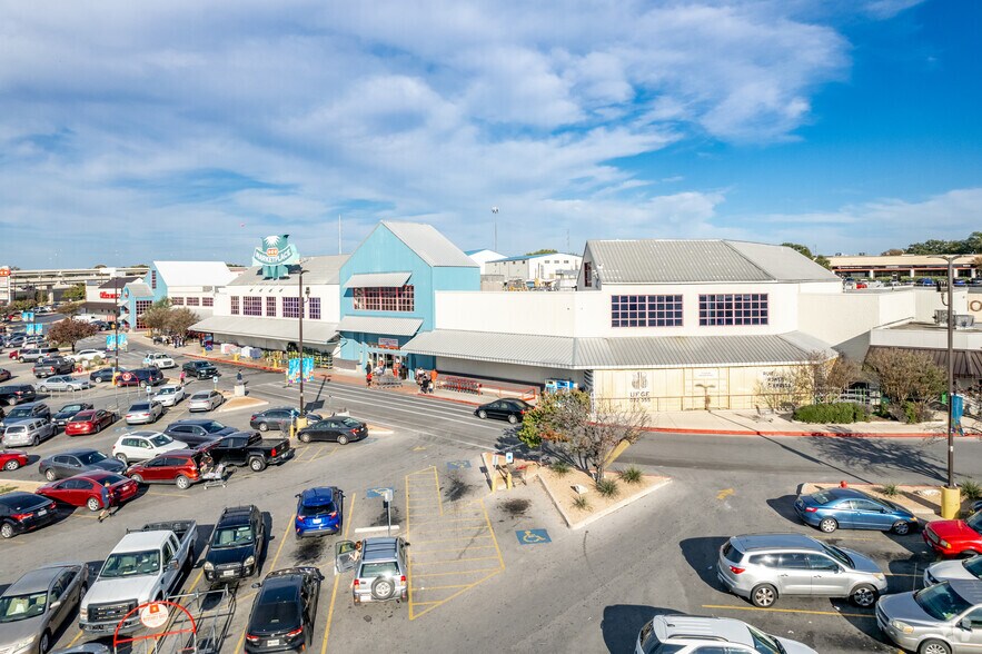 5601 Bandera Rd, San Antonio, TX à louer - Photo de l’immeuble – Image 2 sur 9