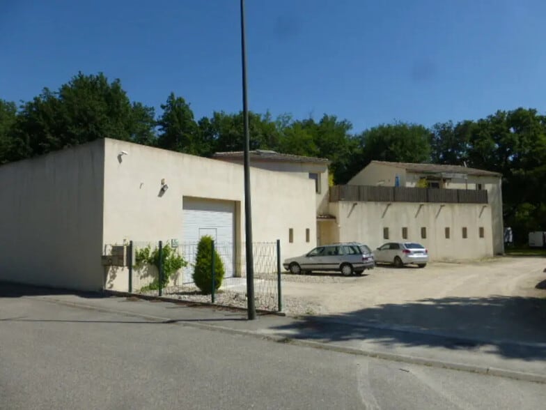 Local d'activités dans Alleins à vendre - Photo de l’immeuble – Image 2 sur 4