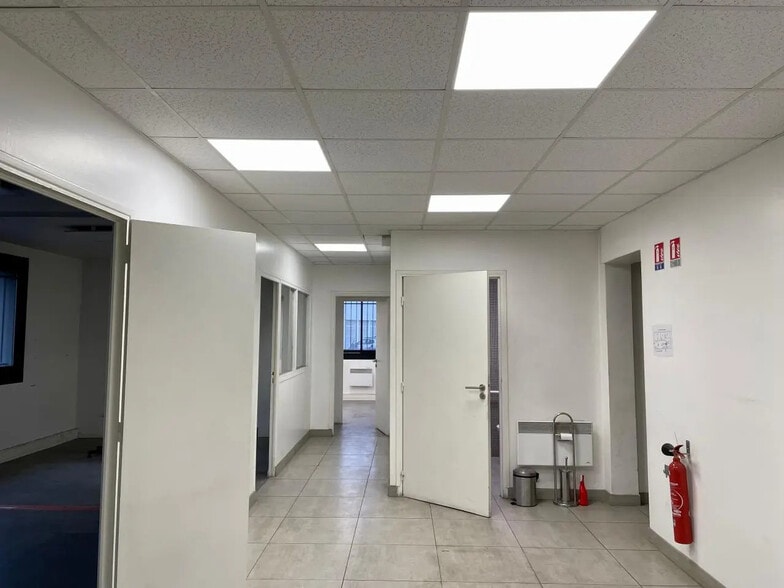 Local d'activités dans Collégien à vendre - Photo de l’immeuble – Image 3 sur 4