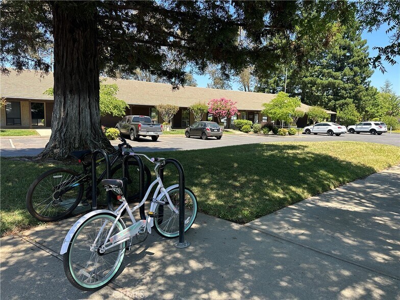 1370 Ridgewood Dr, Chico, CA à vendre - Photo de l’immeuble – Image 3 sur 12