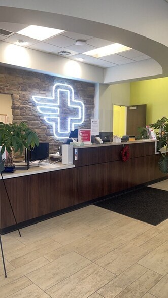 20599 Mack Ave, Grosse Pointe Woods, MI à louer - Photo de l’immeuble – Image 2 sur 5