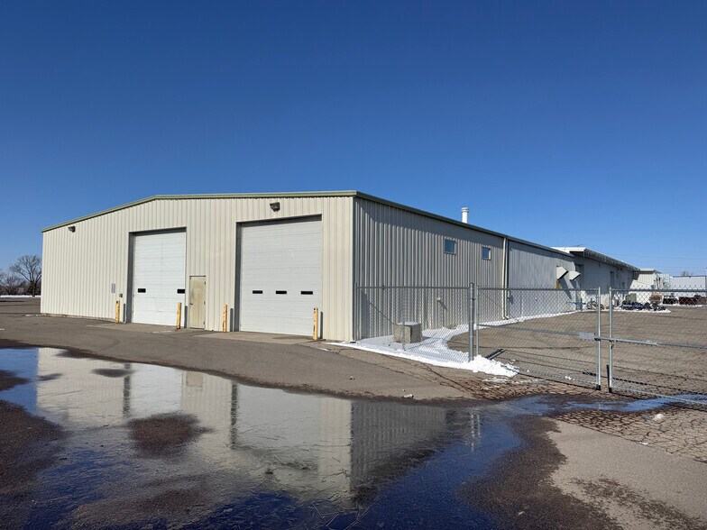 712 Frontier Dr, Fergus Falls, MN à louer - Photo principale – Image 1 sur 12