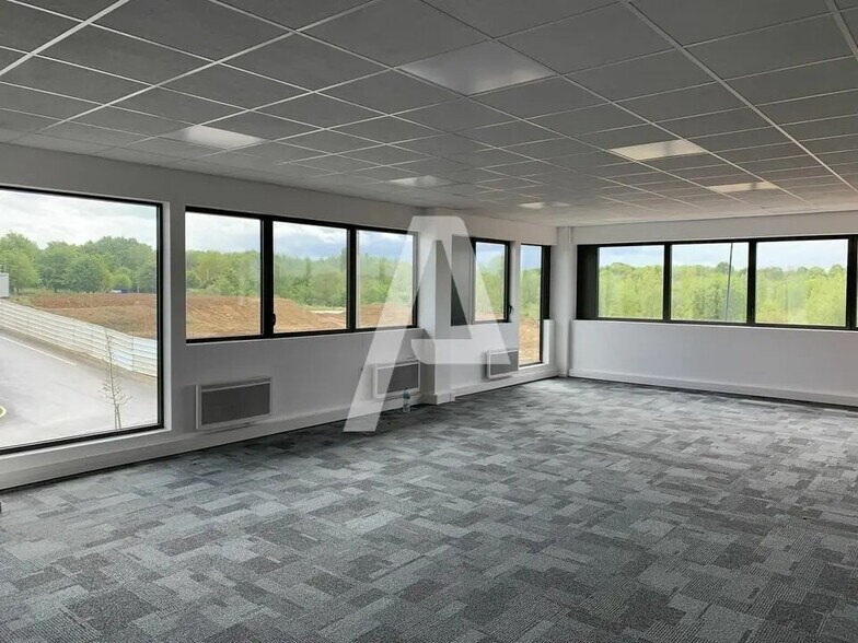 Local d'activités dans Plaisir à vendre - Photo de l’immeuble – Image 2 sur 5