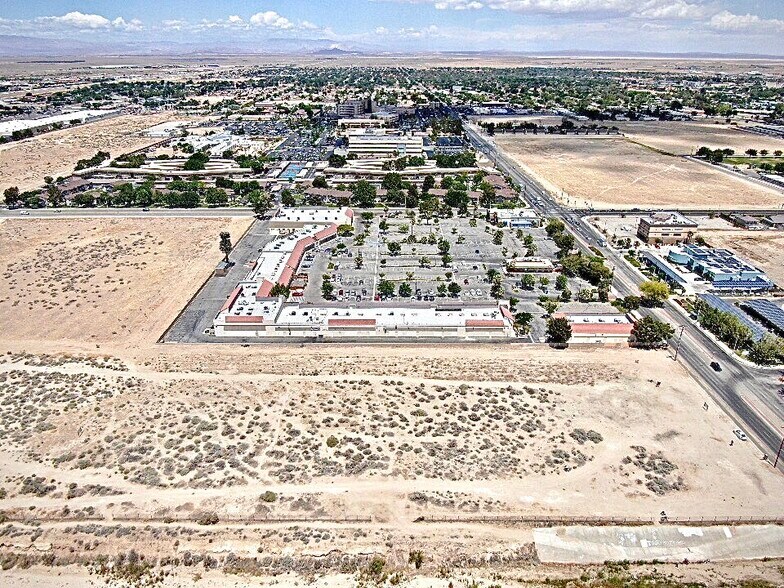15th St W Avenue J10, Lancaster, CA à vendre - Photo de l’immeuble – Image 3 sur 8
