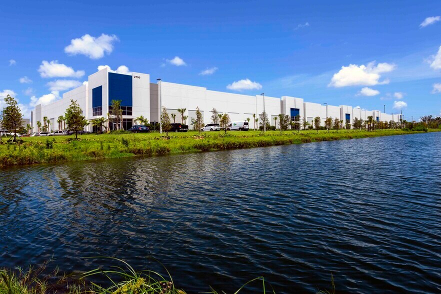 2700 Bridge Way, Davie, FL à louer - Photo de l’immeuble – Image 3 sur 9