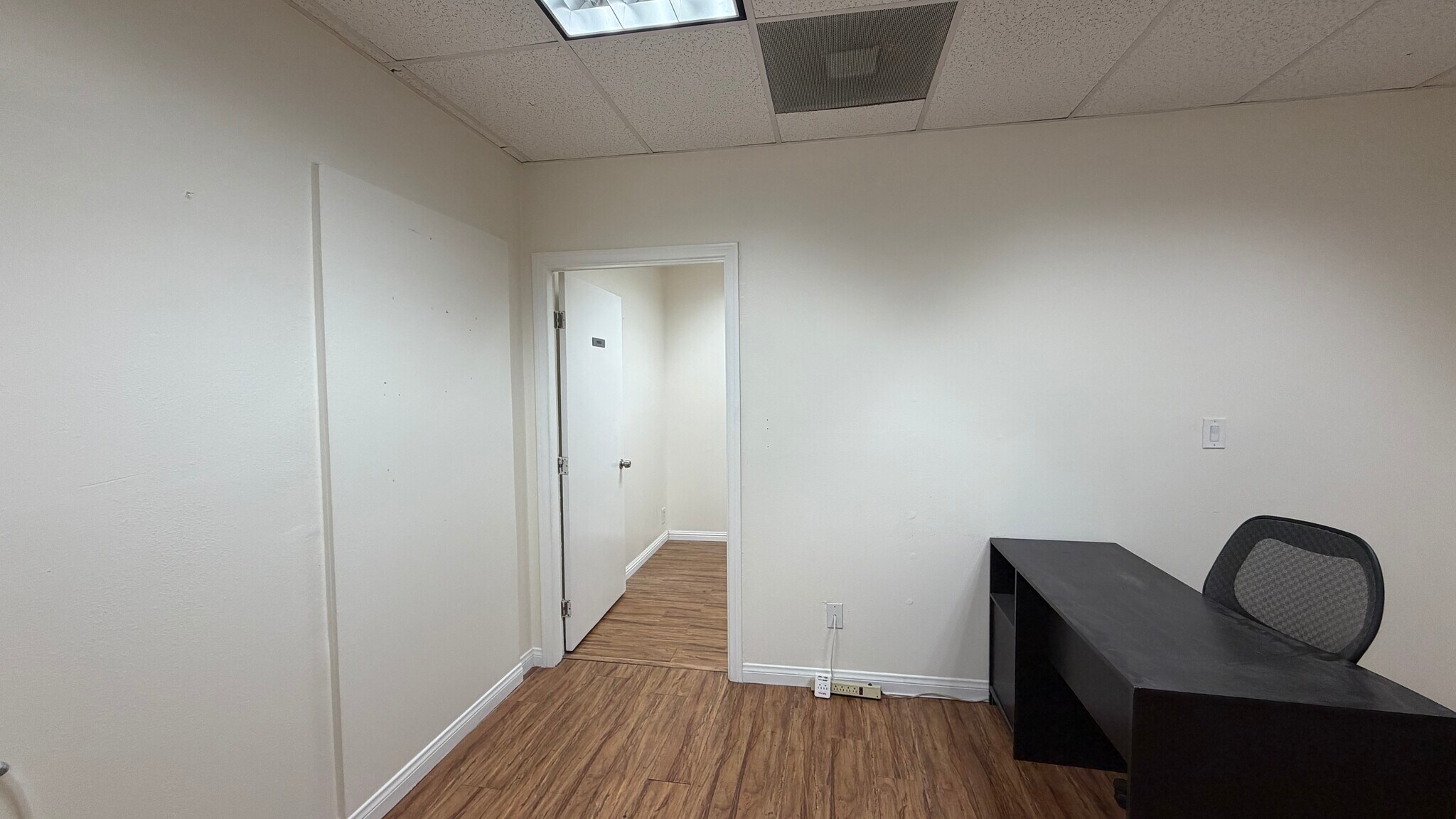 10545 Burbank Blvd, North Hollywood, CA à louer Photo intérieure– Image 1 sur 7