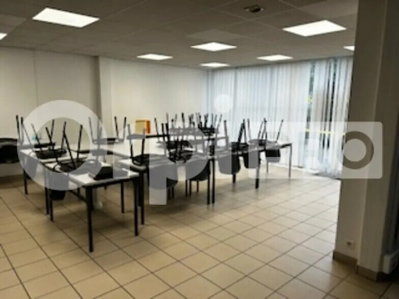 Local d’activités dans Creil à louer - Photo de l’immeuble – Image 2 sur 5