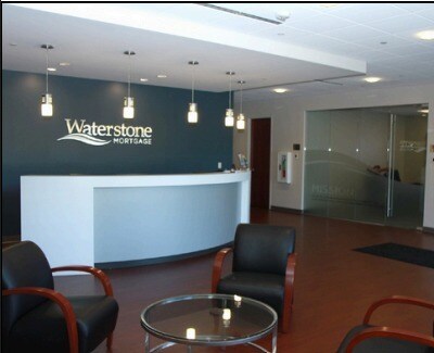 N25W23255 Paul Rd, Pewaukee, WI à vendre - Hall d’entrée – Image 2 sur 5