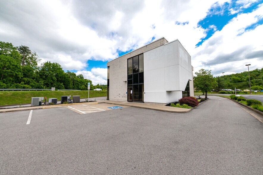 2015 Meadowbrook Mall Rd, Bridgeport, WV à louer - Photo de l’immeuble – Image 3 sur 14