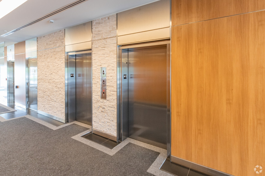 7025 Langer Dr, Mississauga, ON à louer - Hall d’entrée – Image 3 sur 8