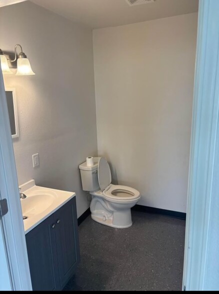 1300 W Saunders St, Mount Pleasant, IA à louer - Photo de l’immeuble – Image 3 sur 30
