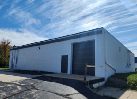 260 E Oak St, Oak Creek, WI à louer - Photo de l’immeuble – Image 2 sur 2