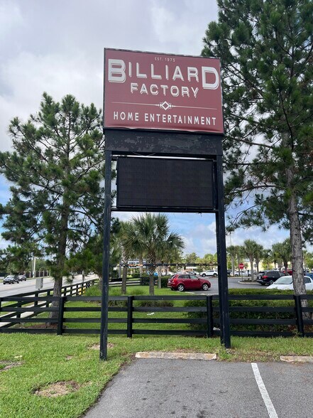 5585 University Blvd W, Jacksonville, FL à vendre - Photo de l’immeuble – Image 2 sur 79