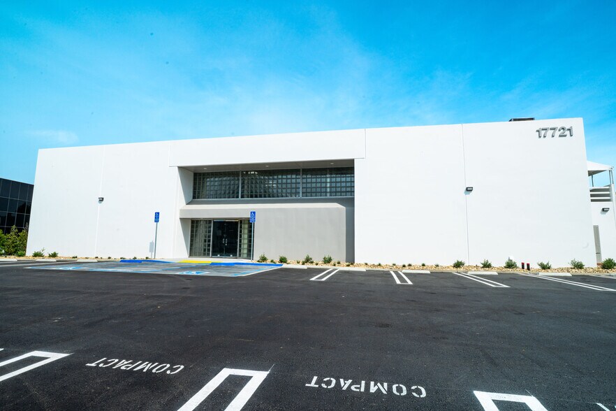 17721 Mitchell N, Irvine, CA à louer - Photo de l’immeuble – Image 3 sur 15
