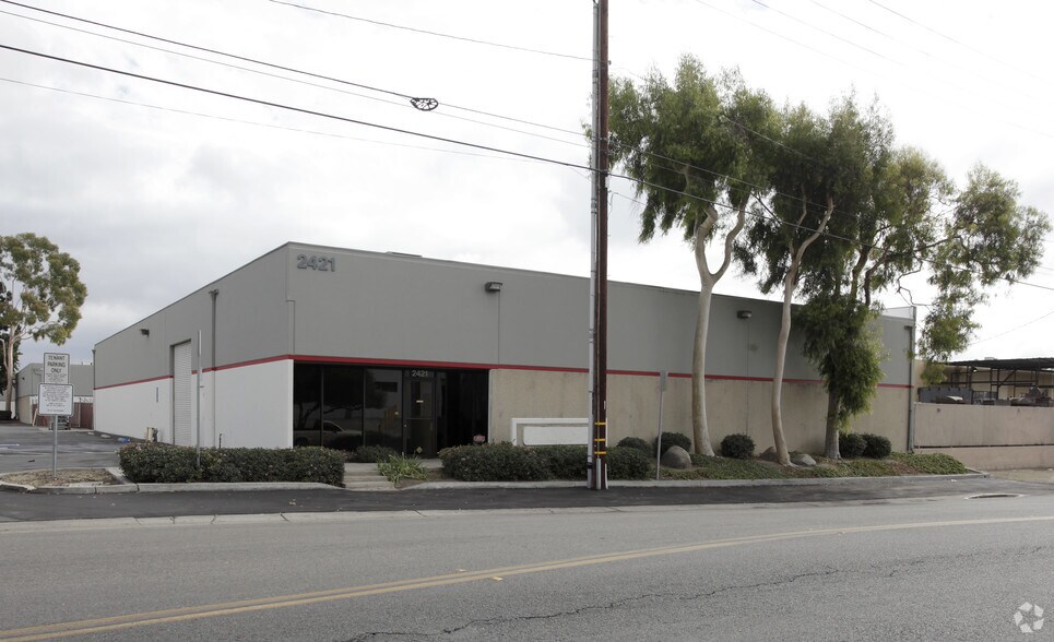 2421 S Susan St, Santa Ana, CA à louer - Photo de l’immeuble – Image 2 sur 6