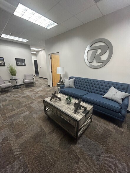 2110 Devereux Cir, Birmingham, AL à louer - Hall d’entrée – Image 2 sur 3