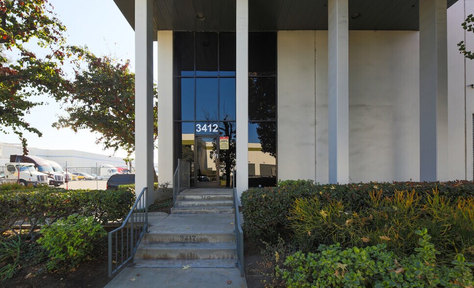 3412-3422 Garfield Ave, Commerce, CA à louer - Photo de l’immeuble – Image 1 sur 2