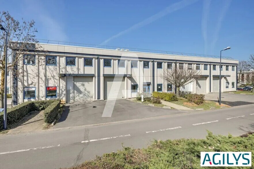 Local d’activités dans à louer - Photo de l’immeuble – Image 1 sur 7