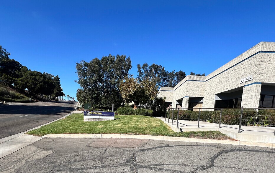 6150 Yarrow Dr, Carlsbad, CA à louer - Photo de l’immeuble – Image 2 sur 7