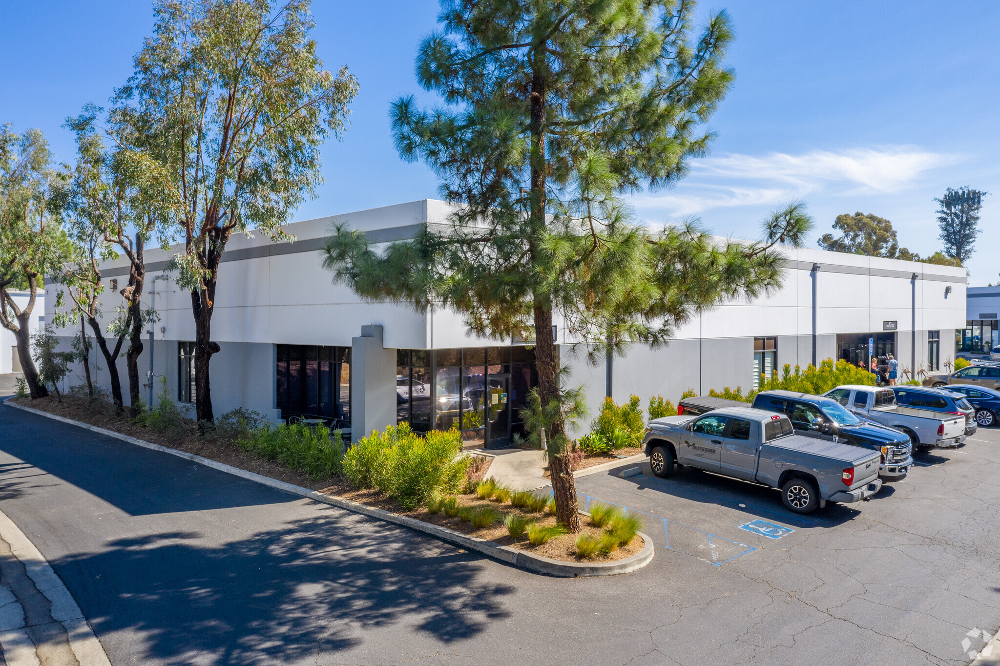 302 Enterprise St, Escondido, CA à louer Photo de l’immeuble– Image 1 sur 15