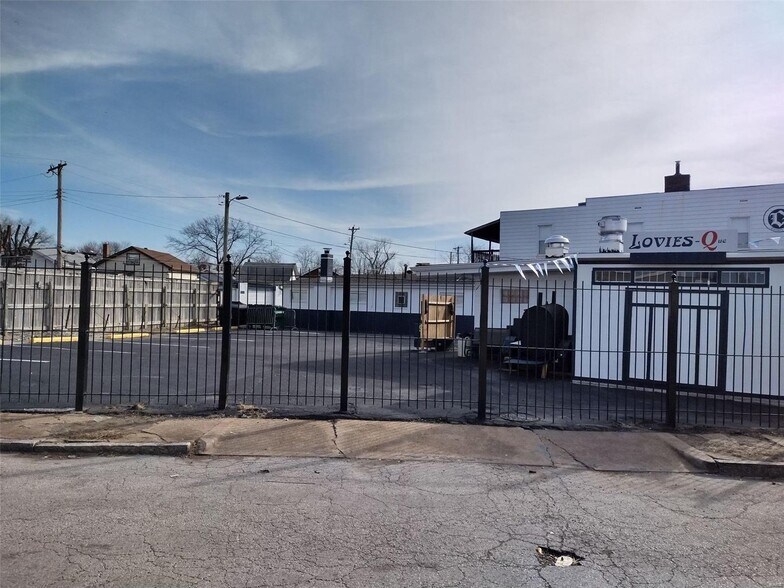7954 N Broadway, Saint Louis, MO à louer - Photo de l’immeuble – Image 3 sur 3