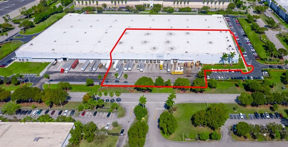 9350 NW 108th Ave, Medley, FL à louer - Photo de l’immeuble – Image 3 sur 12