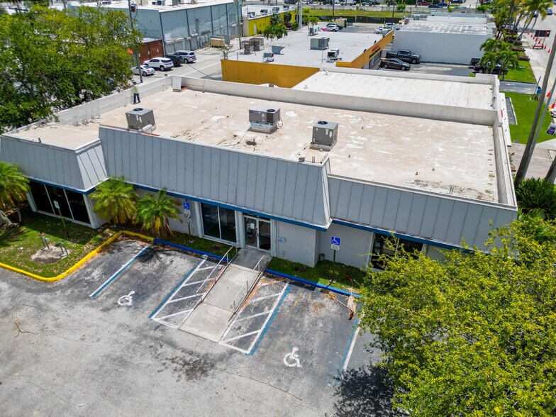 1813 NE 163rd St, North Miami Beach, FL à vendre - Photo de l’immeuble – Image 3 sur 17