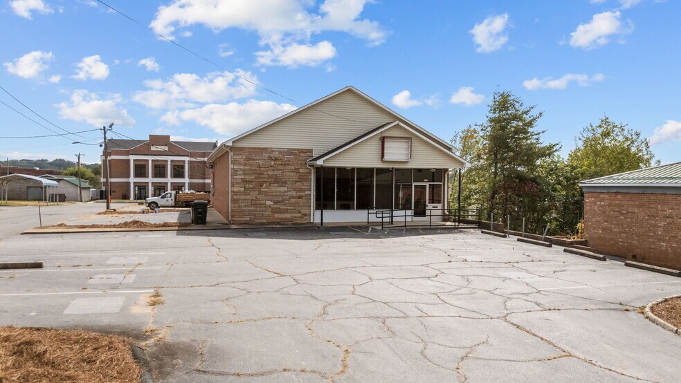 201 4th St, Walnut Cove, NC à vendre - Photo de l’immeuble – Image 3 sur 43