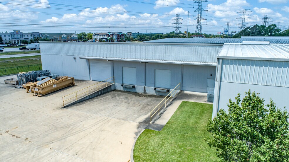 15330 Vantage Pky W, Houston, TX à louer - Photo de l’immeuble – Image 2 sur 8