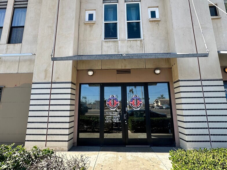8021 S Vermont Ave, Los Angeles, CA à vendre - Photo de l’immeuble – Image 3 sur 8