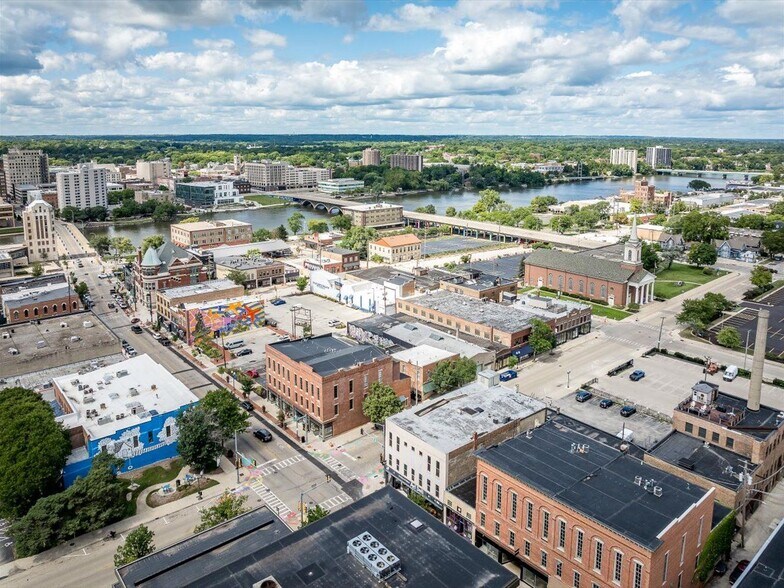 402 E State St, Rockford, IL à vendre - Photo de l’immeuble – Image 3 sur 20