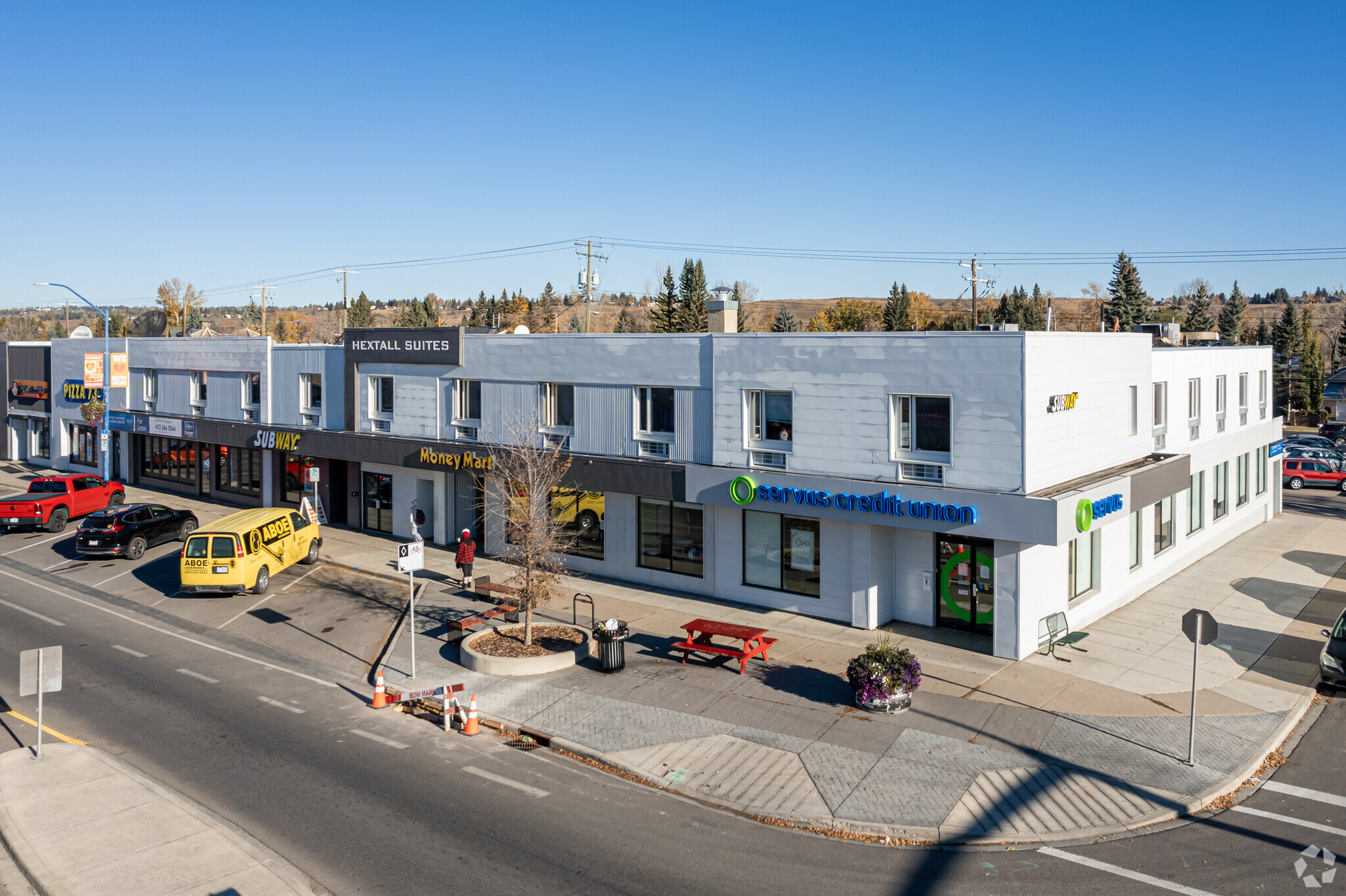 6404 Bowness Rd NW, Calgary, AB à vendre Photo principale– Image 1 sur 5