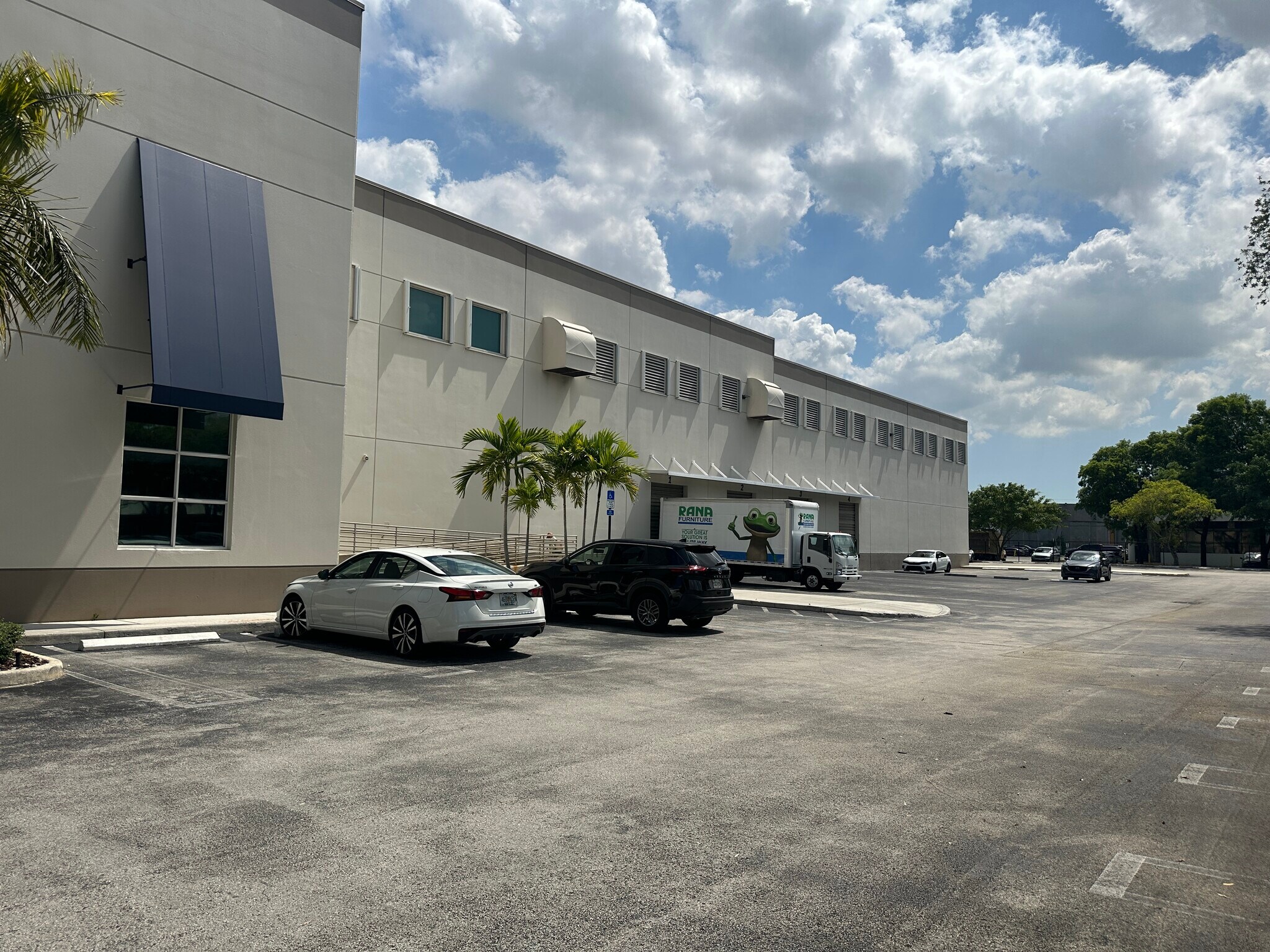 10000 NW 25th St, Doral, FL à louer Photo principale– Image 1 sur 9