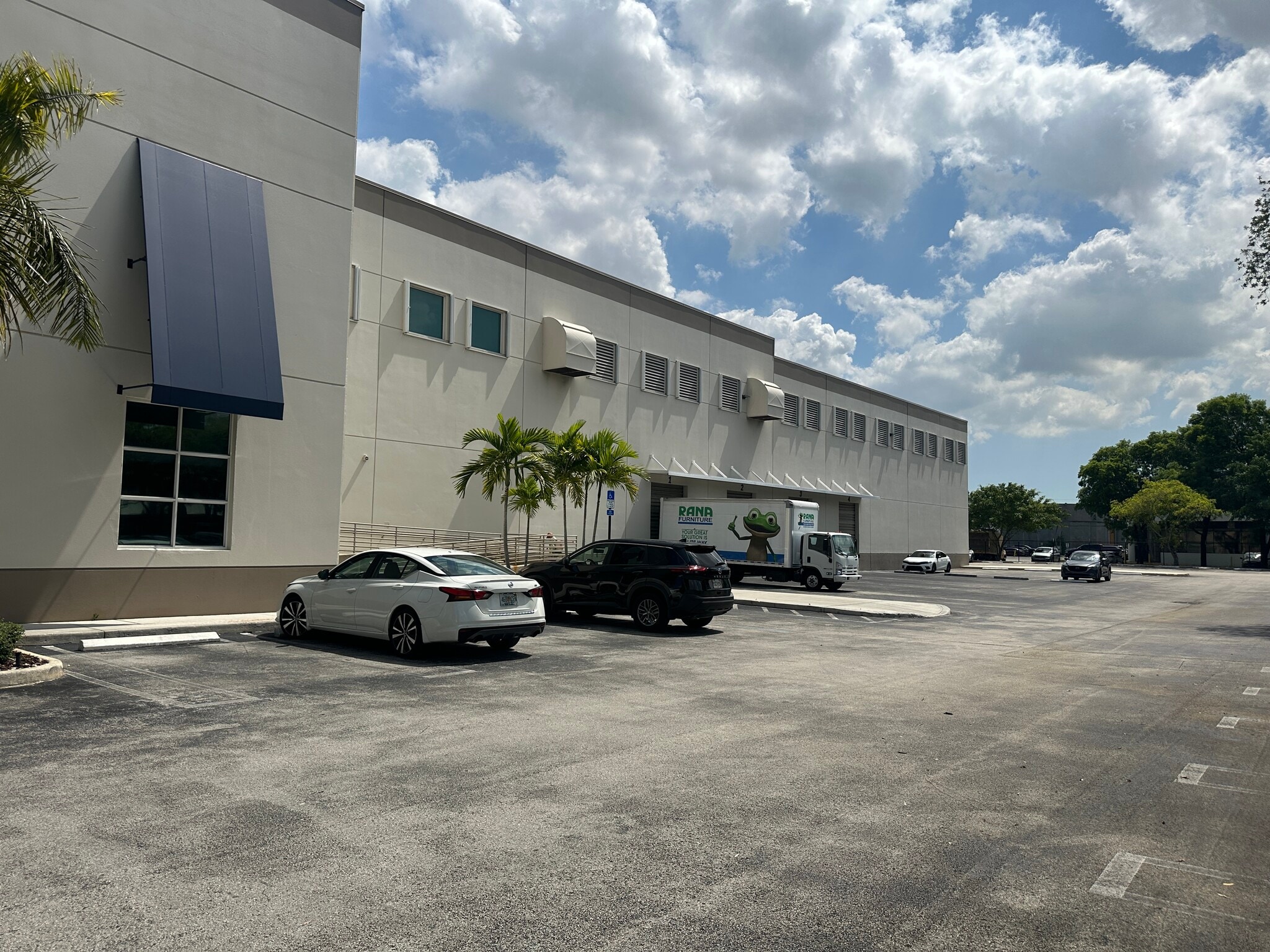 10005 NW 21st St, Doral, FL à louer Photo de l’immeuble– Image 1 sur 9