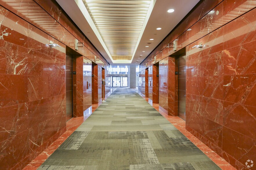 240 4 Av SW, Calgary, AB à louer - Hall d’entrée – Image 3 sur 11