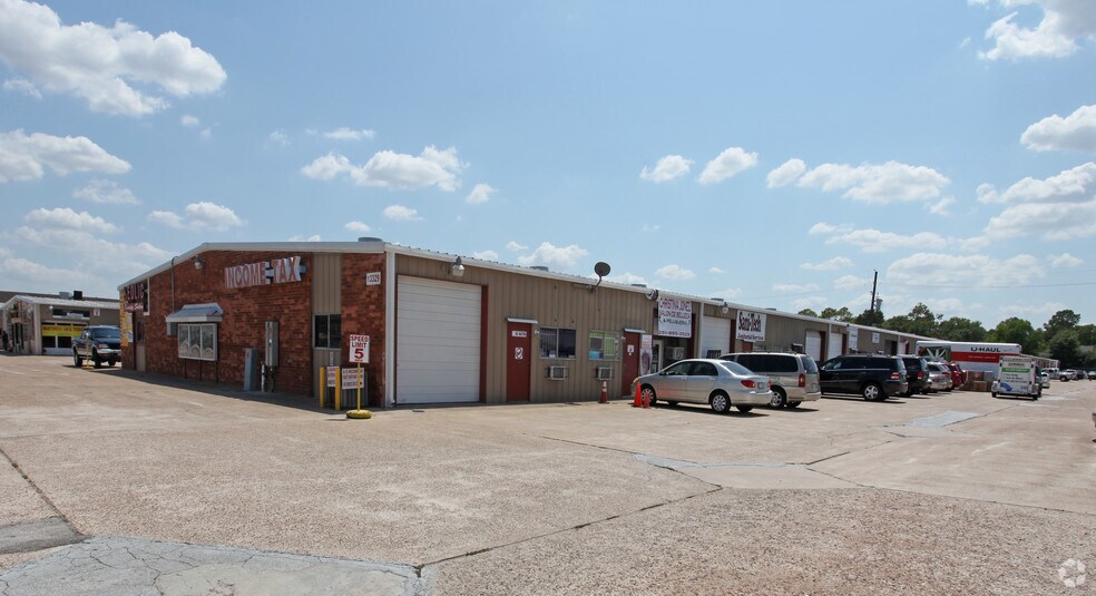 13329 Veterans Memorial Dr, Houston, TX à louer - Photo de l’immeuble – Image 3 sur 7