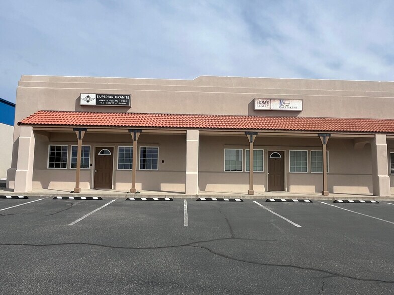 6503 W Okanogan Ave, Kennewick, WA à louer - Photo de l’immeuble – Image 3 sur 40