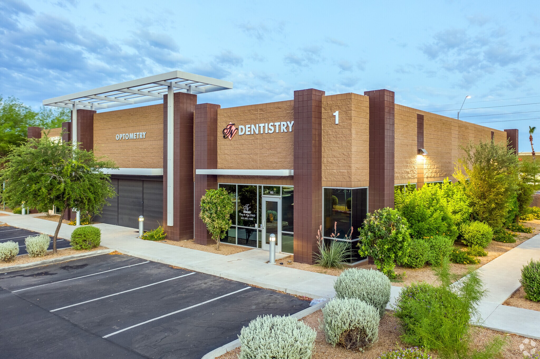 4550 E Bell Rd, Phoenix, AZ à louer Photo de l’immeuble– Image 1 sur 5