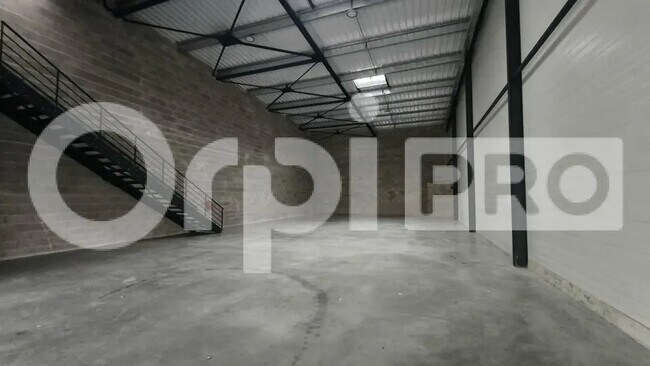 Plus de détails pour Bureau, Local d'activités à louer