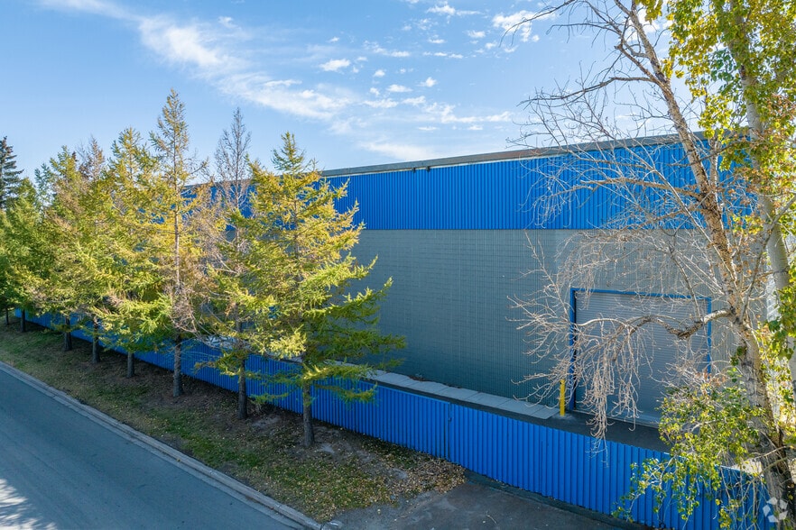 5715 35th St SE, Calgary, AB à vendre - Photo de l’immeuble – Image 2 sur 5