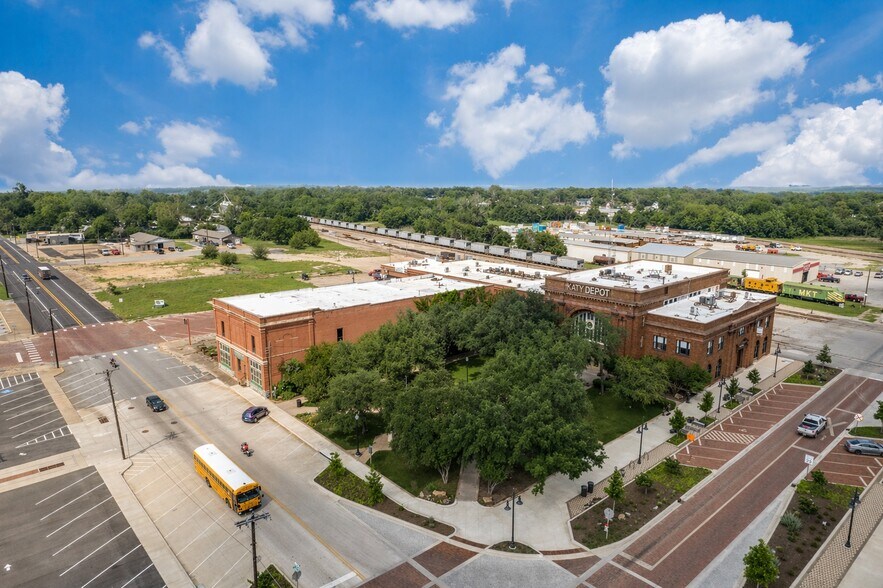114 N Houston Ave, Denison, TX à vendre - Photo de l’immeuble – Image 3 sur 18
