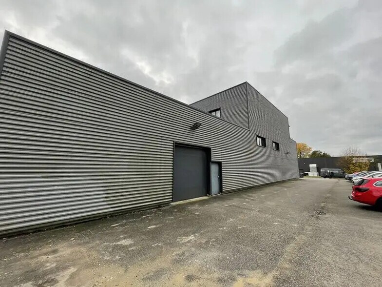 Local d’activités dans Saint-Jean-du-Cardonnay à louer - Photo de l’immeuble – Image 1 sur 5