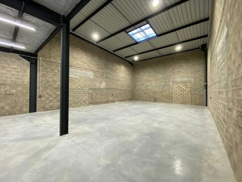 Local d'activités dans Saint-Fargeau-Ponthierry à vendre - Photo de l’immeuble – Image 3 sur 7