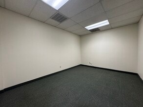 1890 Park Marina Dr, Redding, CA à louer Photo de l’immeuble– Image 2 sur 2